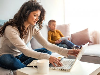 Mãe a validar as faturas dos filhos no e-fatura