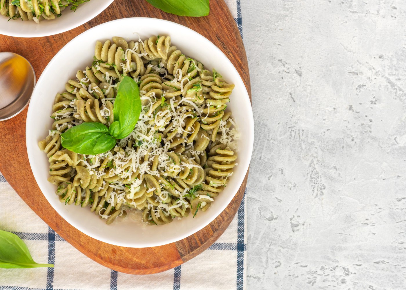 Massa com pesto, frango e azeitonas