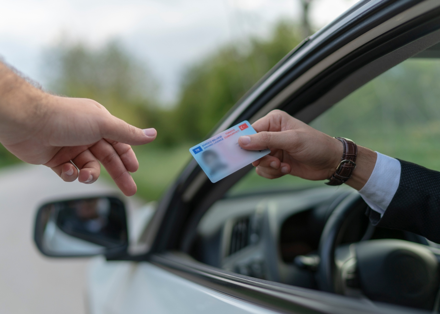 policia a examinar carta de condução