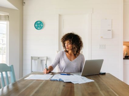 Mulher a fazer simulação da declaração de rendimentos