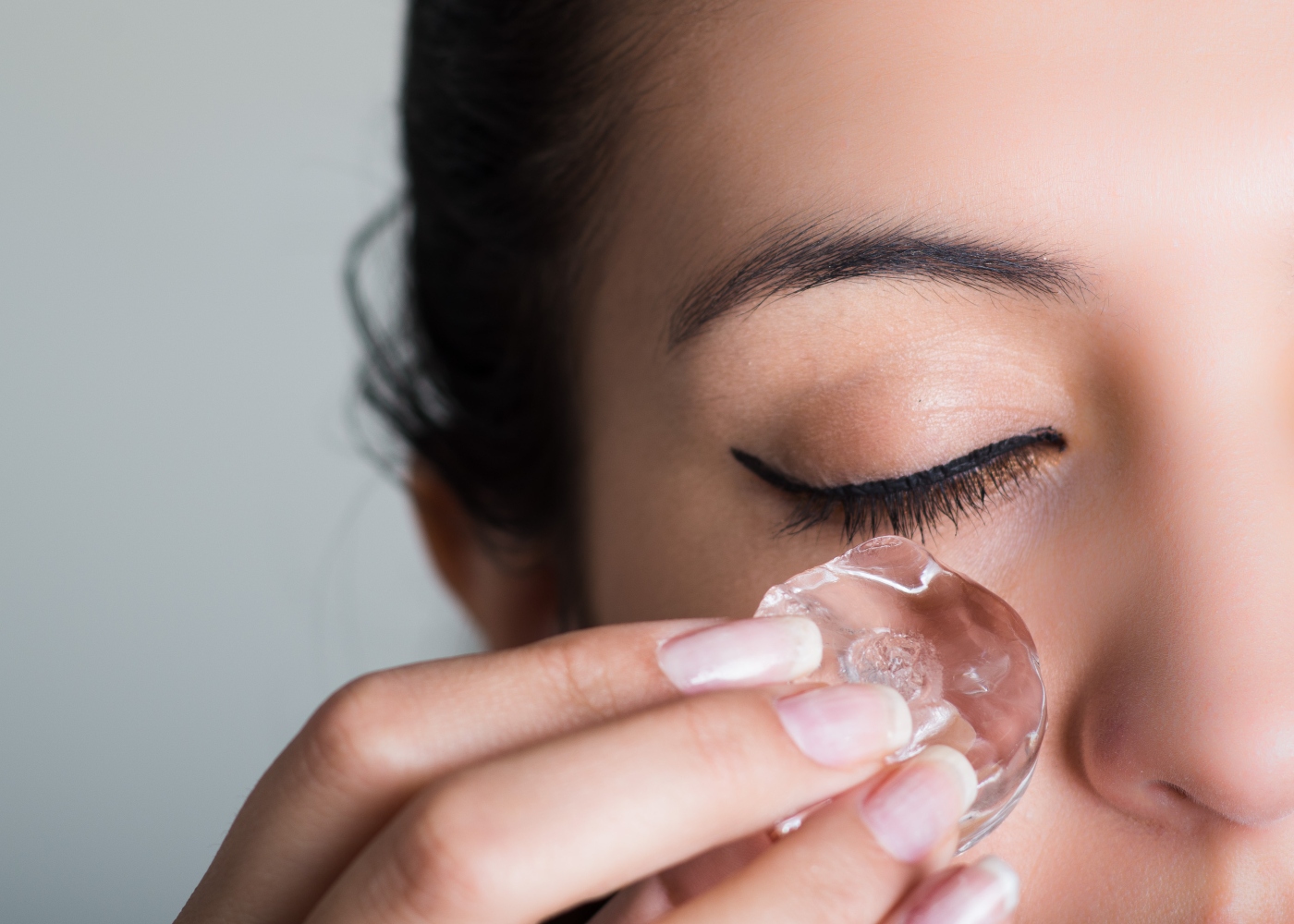 Протирает глаза. Обработка глаз у новорожденных. Девушка протирает глаза. Гигиена зрения. Умывание для новорожденных.