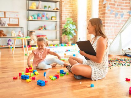 professora com criança a explorar método de educação alternativa