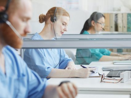 profissionais de saúde em atendimento telefónico por medida de redeployment