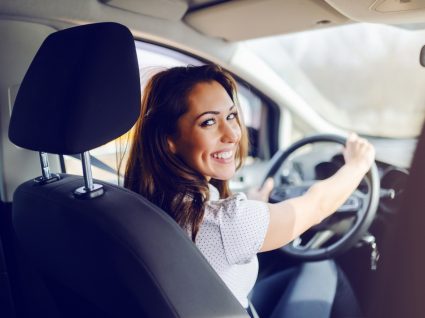 condutora a representar o impacto das mulheres no setor automóvel