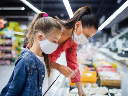 mulher e criança a fazer compra no supermercado