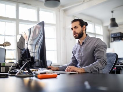 trabalhador no escritório em regime de contracting