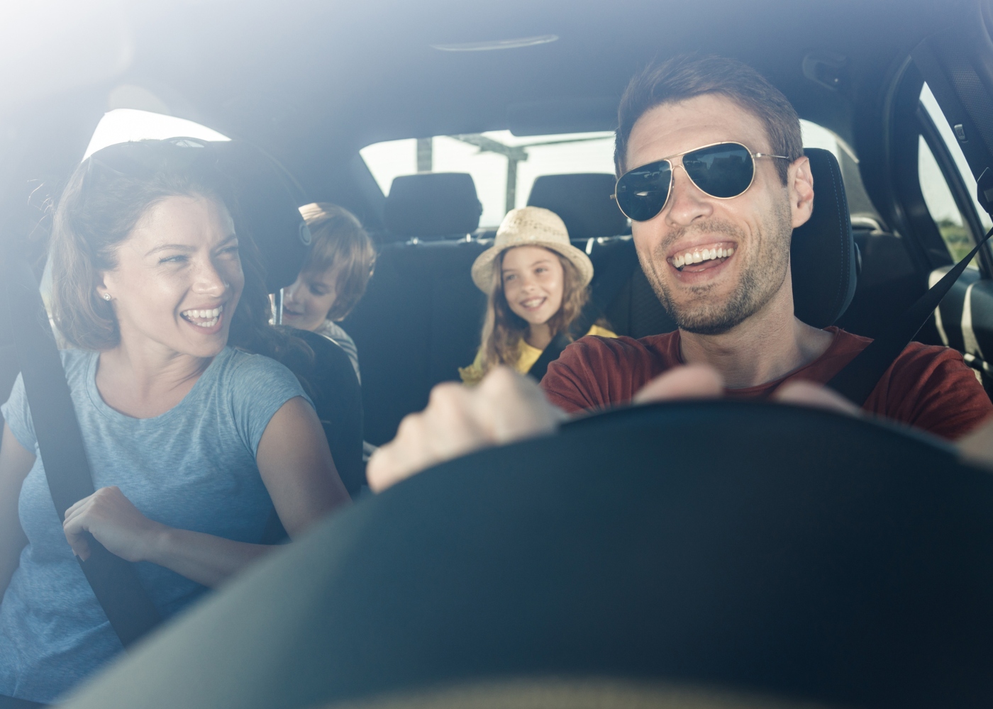 Família num passeio de carro