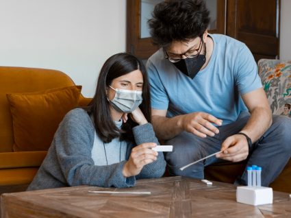 homem e mulher veem resultado do teste à covid