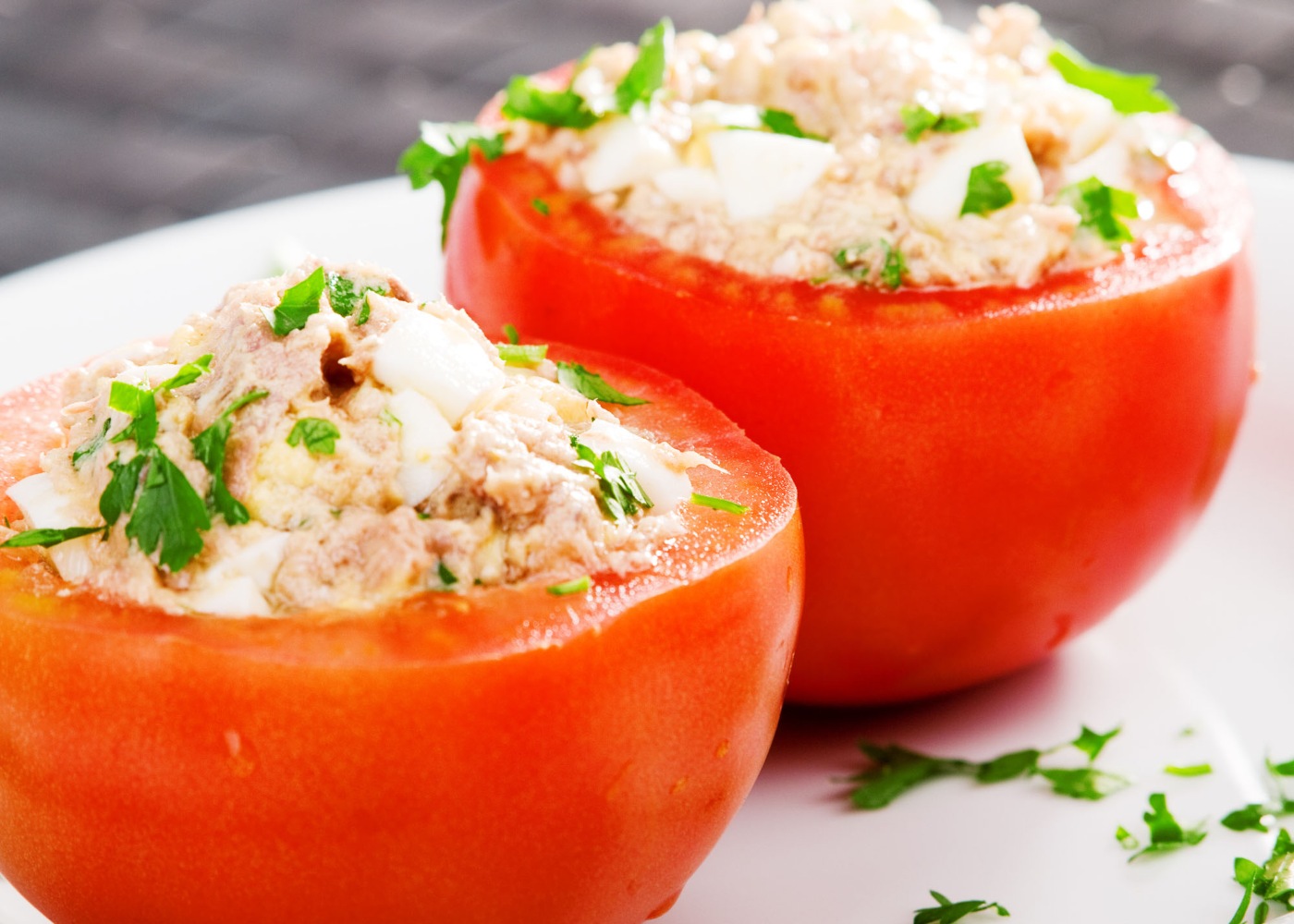 Tomate recheado com atum