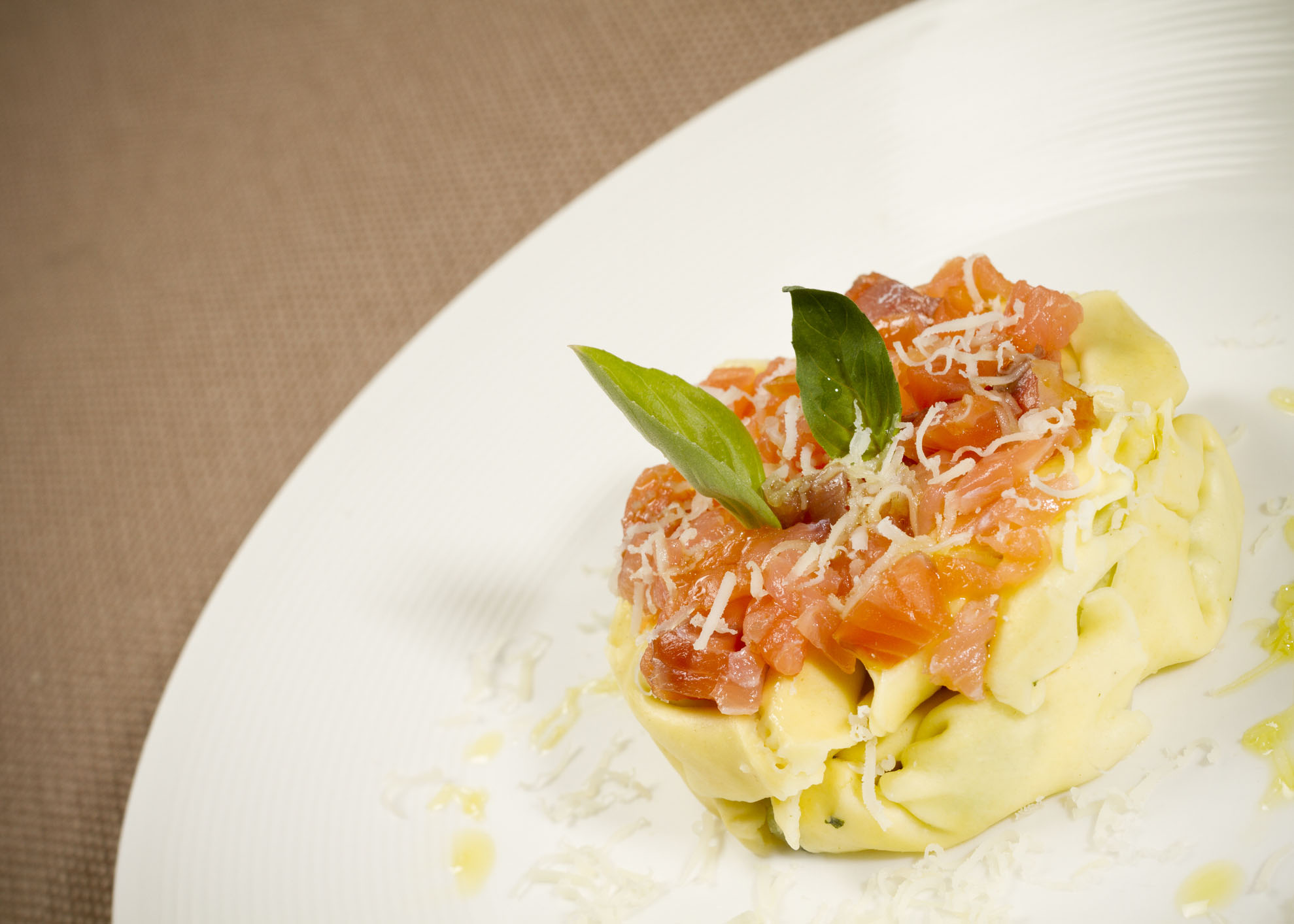 Tortellini com salmão fumado e requeijão