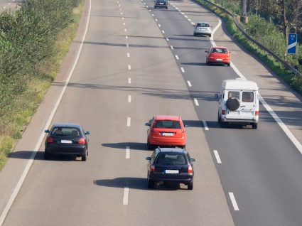 carros na autoestrada