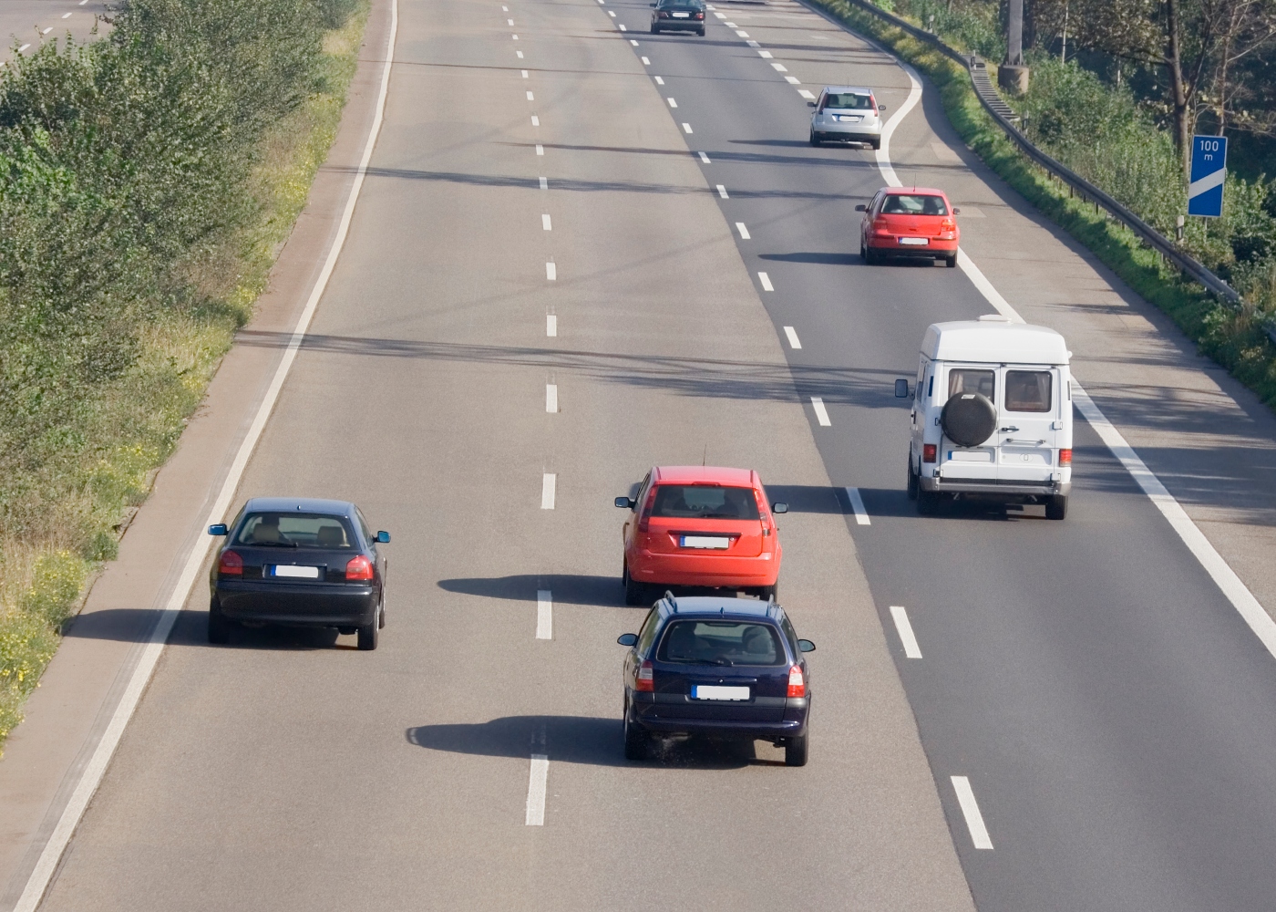 carros na autoestrada
