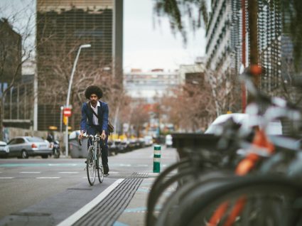 homem a andar de bicicleta a simbolizar mobilidade urbana