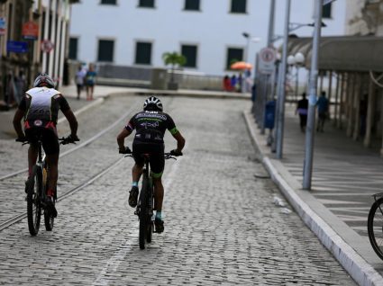 Pisar linha contínua para ultrapassar ciclistas