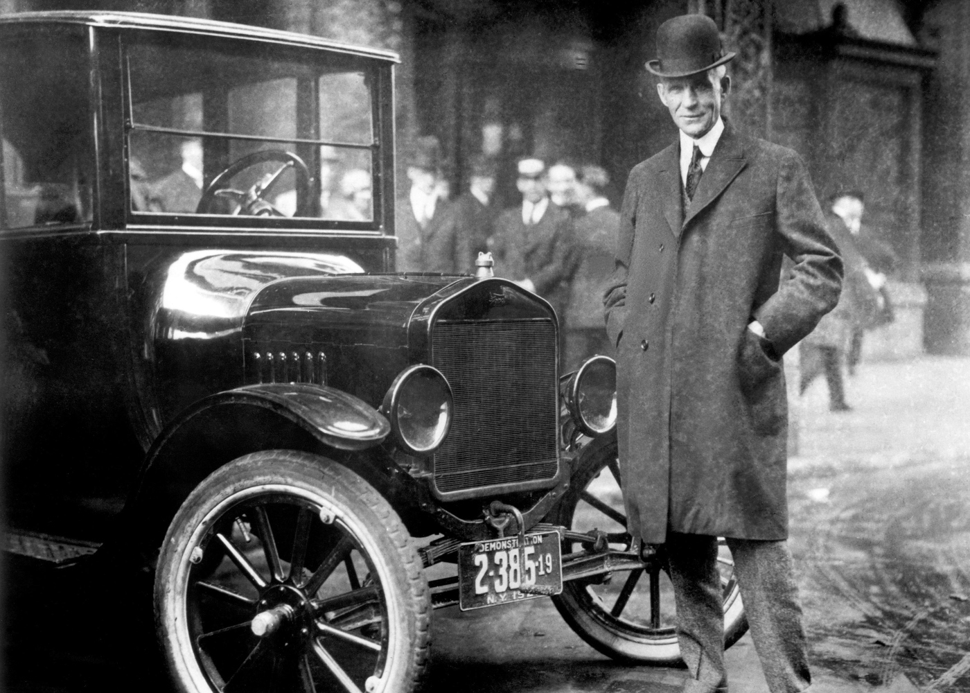 Henry Ford ao lado do Model T, um marco da história do automóvel