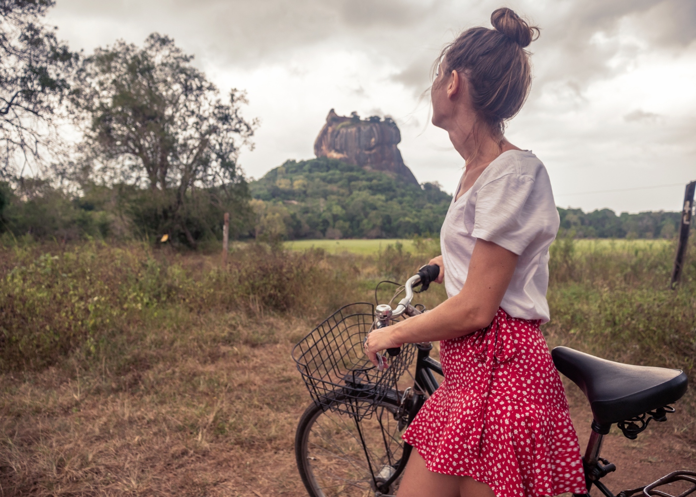 jovem a apreciar a natureza de bicicleta