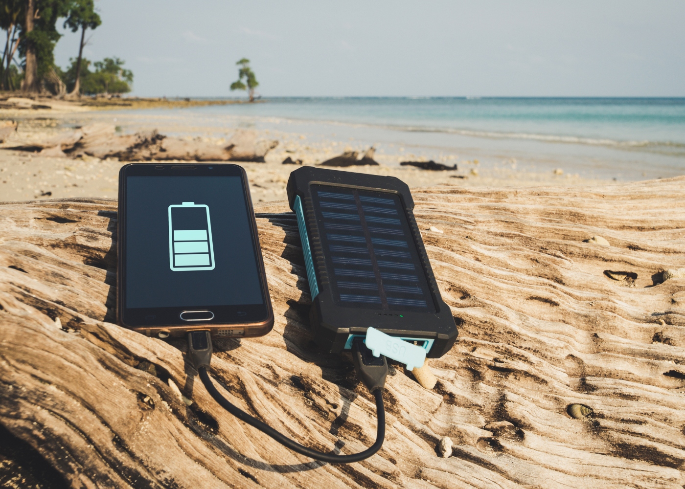 carregadores de telemóvel a energia solar na praia