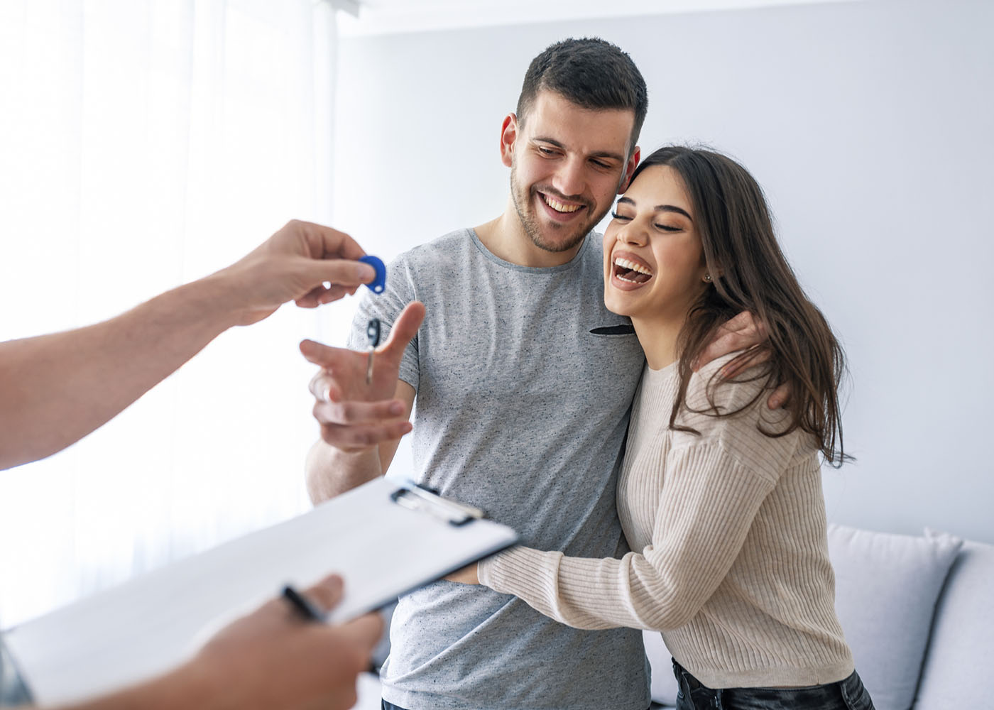 jovem casal em casa nova