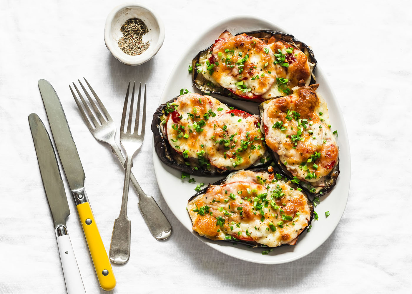 Barcos beringela com mini Mozzarella em fundo branco
