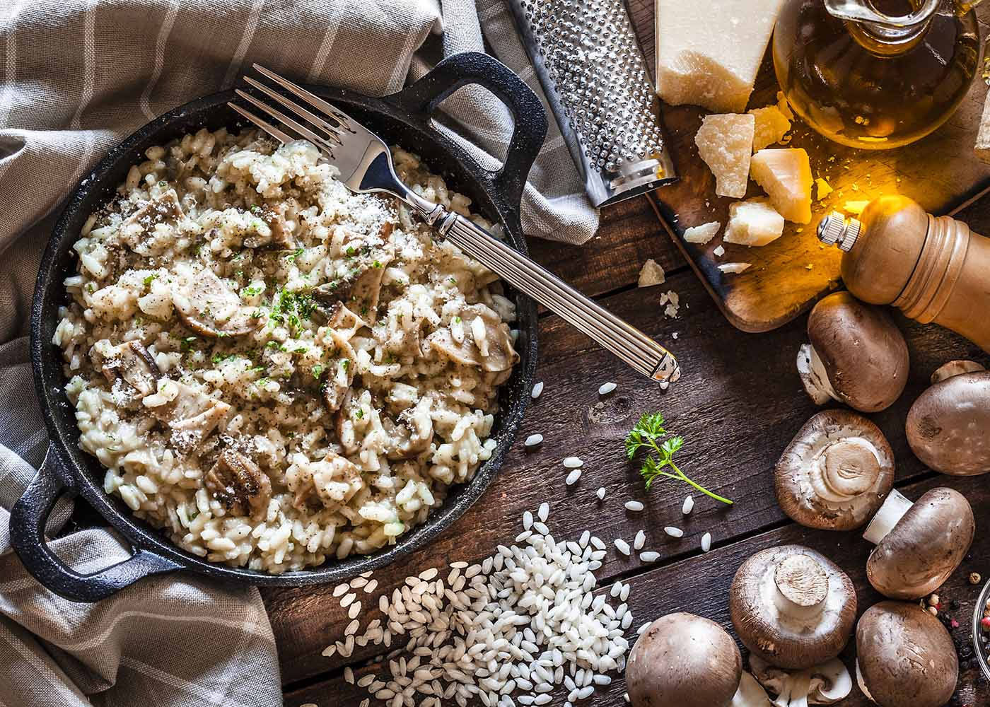 One pot de arroz com cogumelos e amêndoas