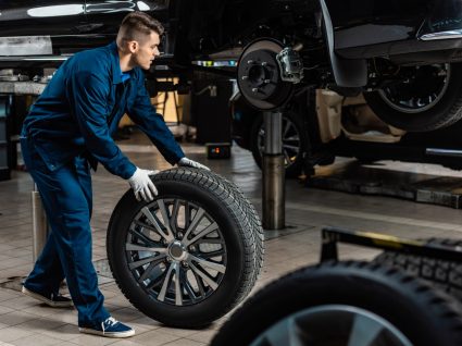 mecânico a colocar pneus sustentáveis num carro