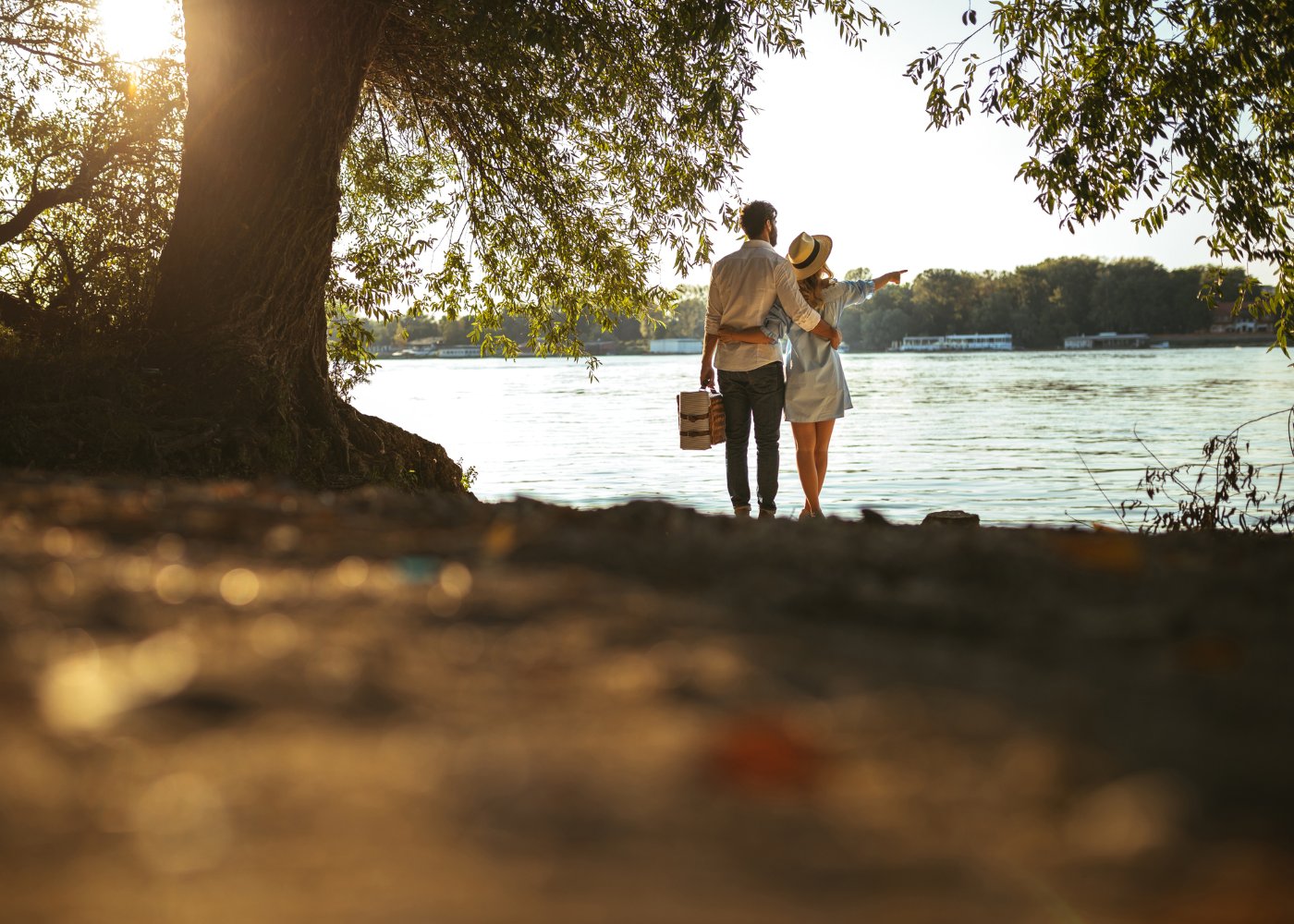 Casal em praia fluvial