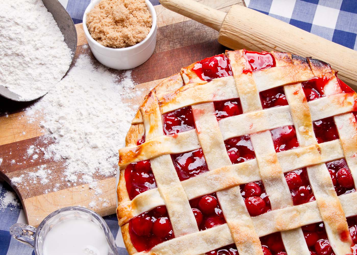 tarte de cereja em toalha aos quadrados