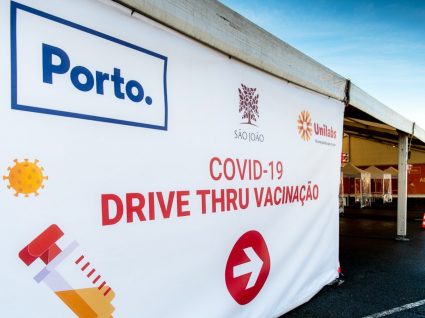 centro de vacinação drive-thru no porto