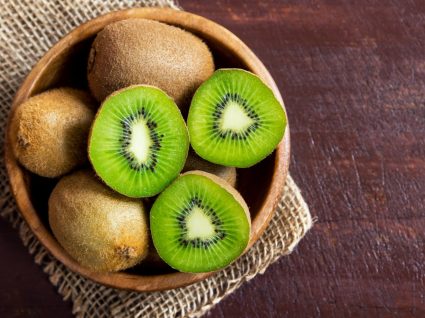 cesto com kiwis