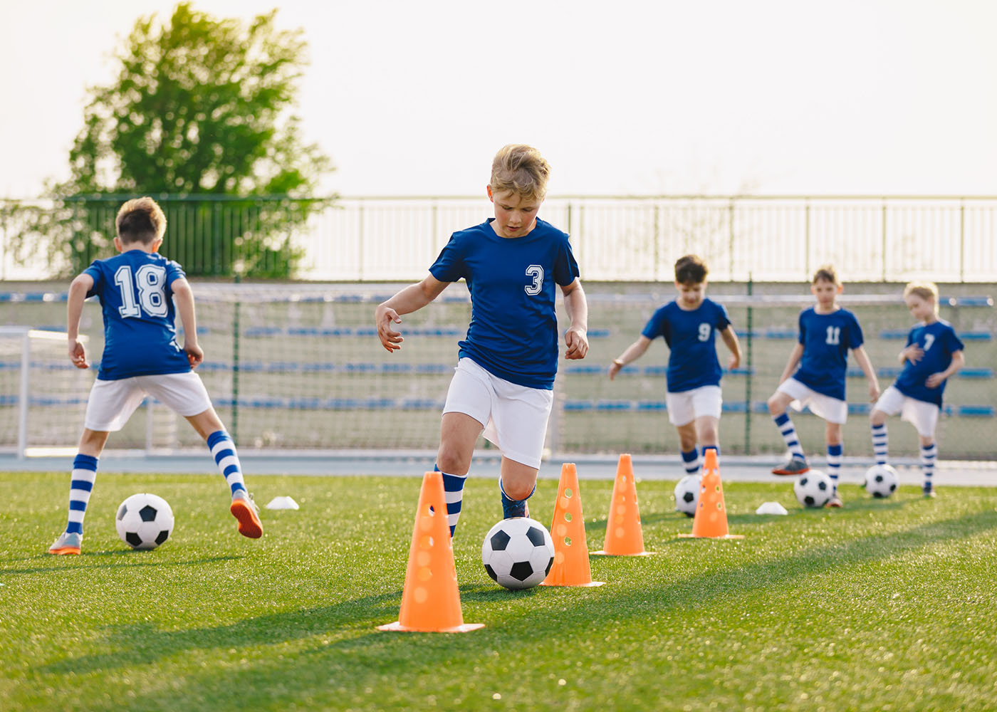 rapazes jogar futebol