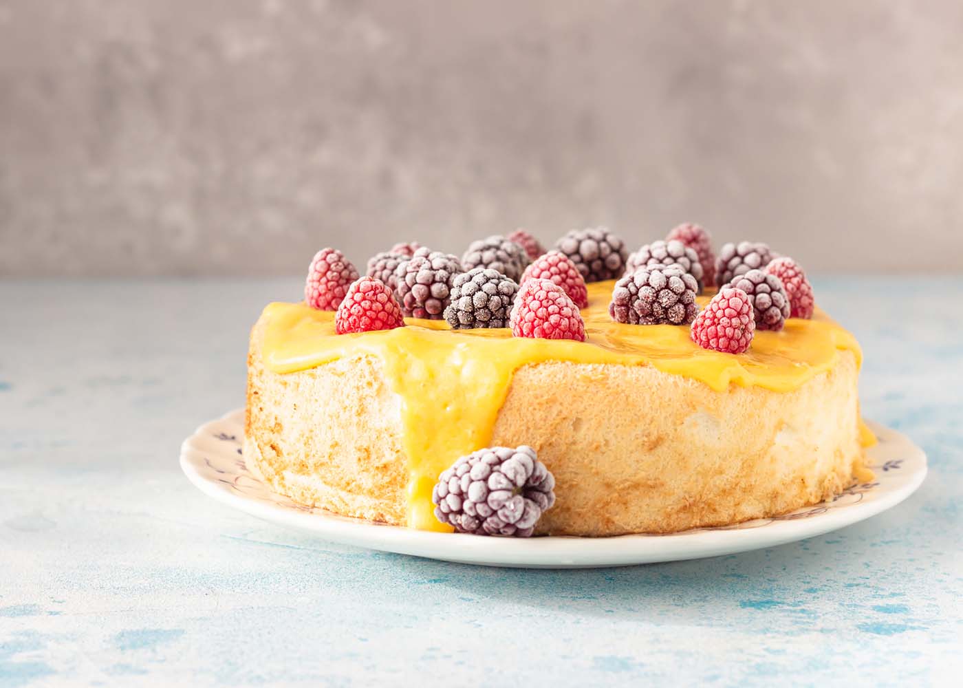 Bolo de anjo com doce de ovos