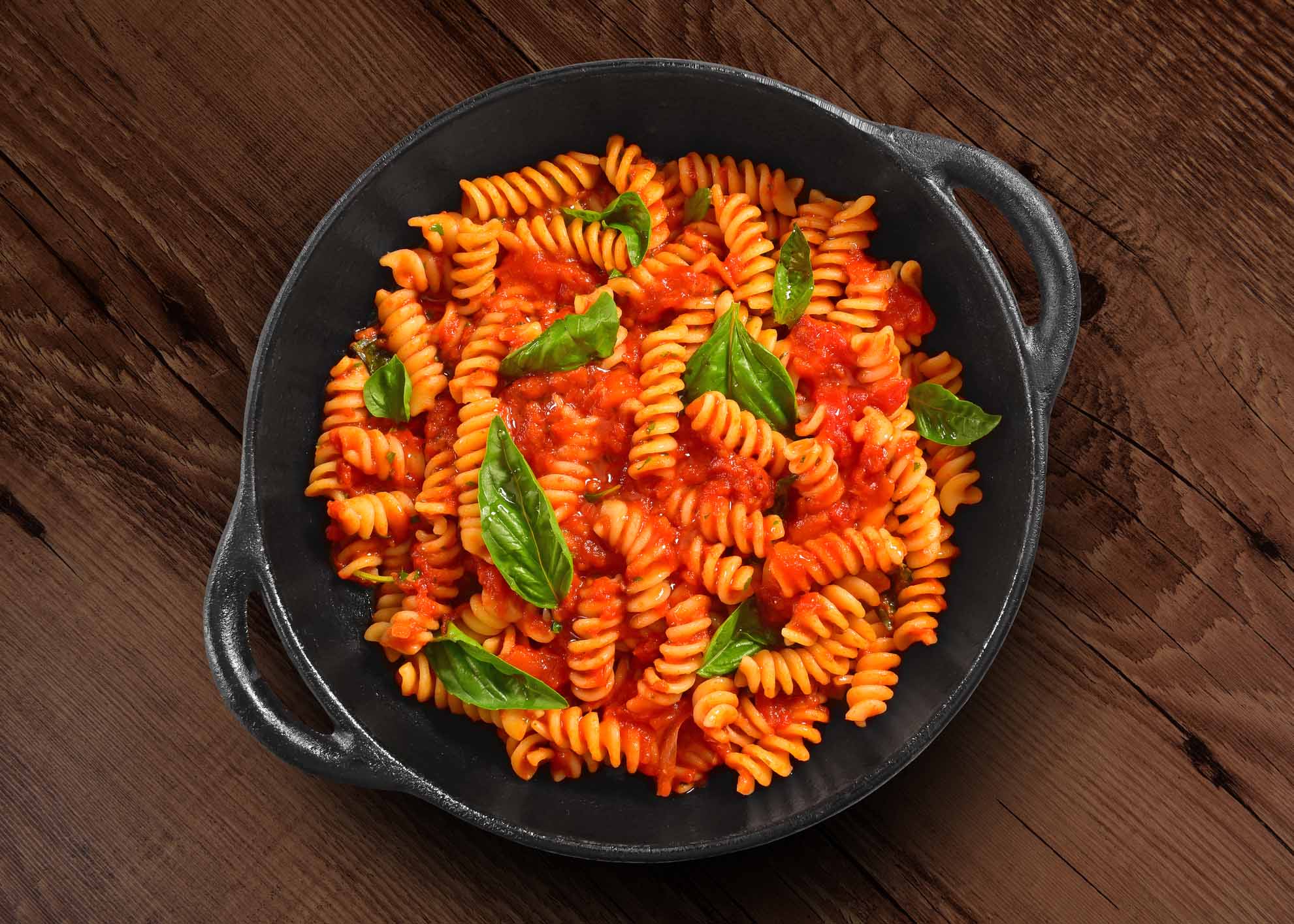 Fusilli com salmão, camarão e molho de tomate