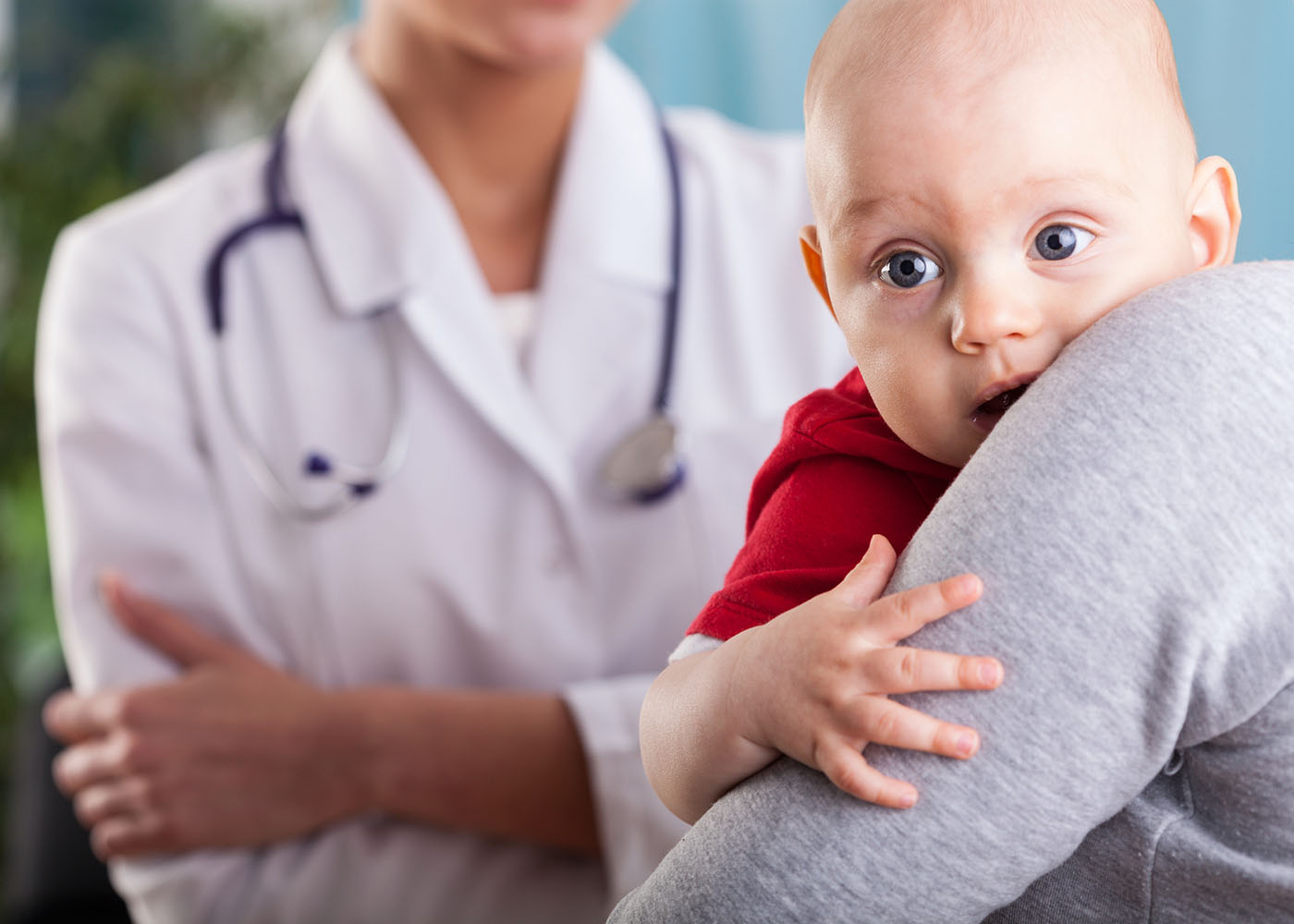 mãe com filho doente