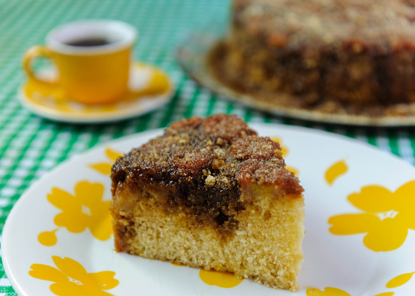 Bolo de casca de laranja com cobertura de limão