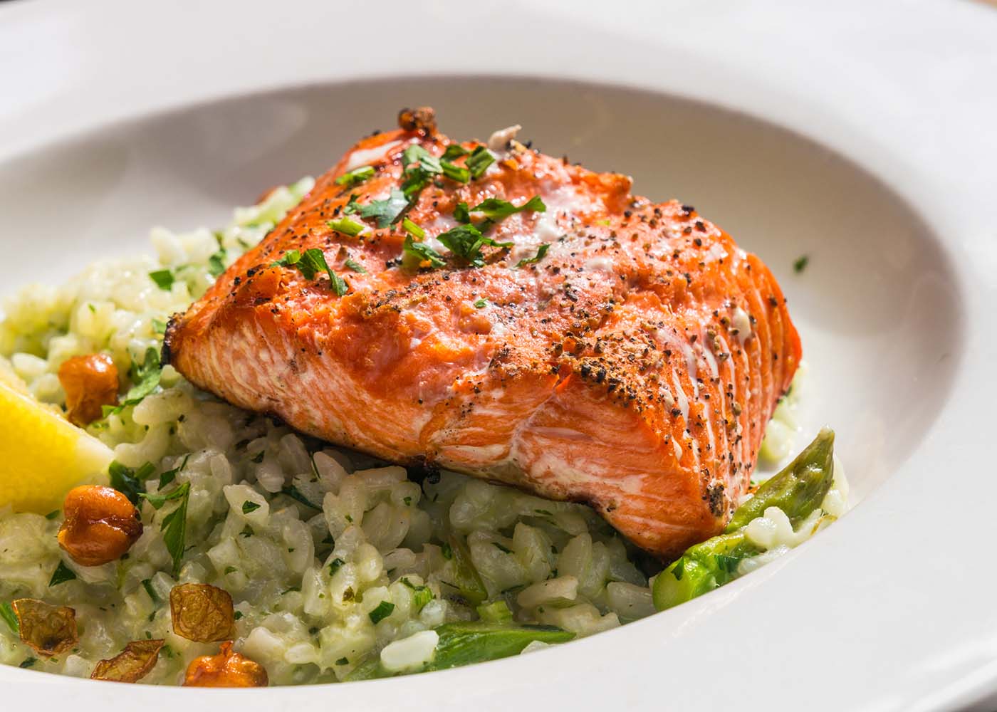 Salmão grelhado com risoto de ervas