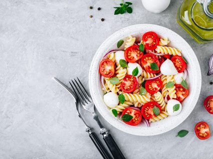 Saladas com massa fusilli