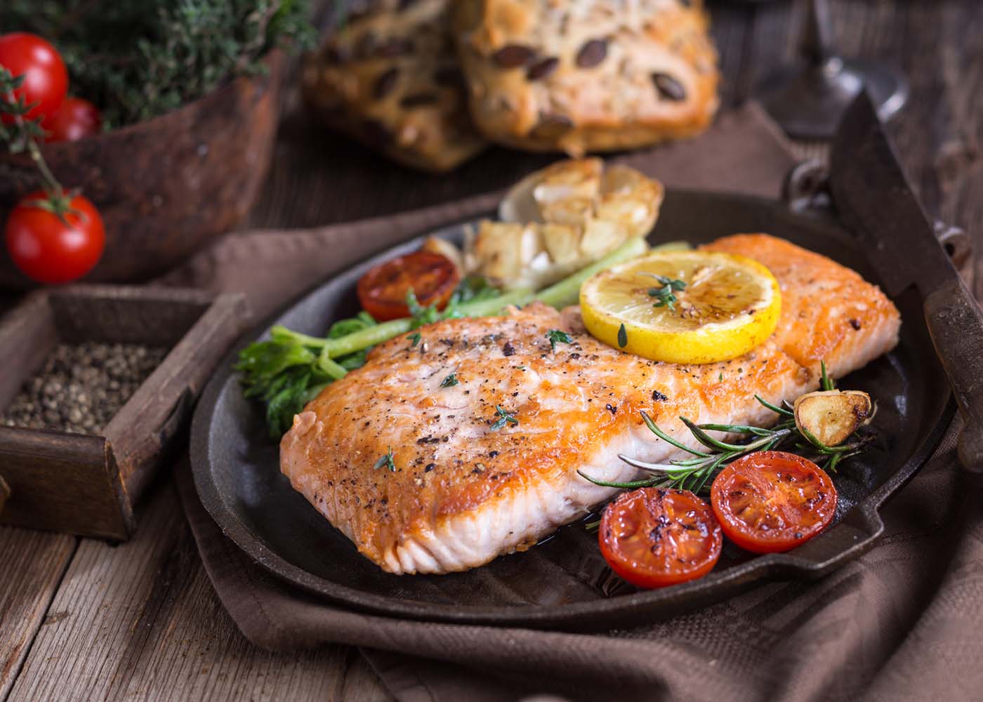 Salmão grelhado com molho de limão