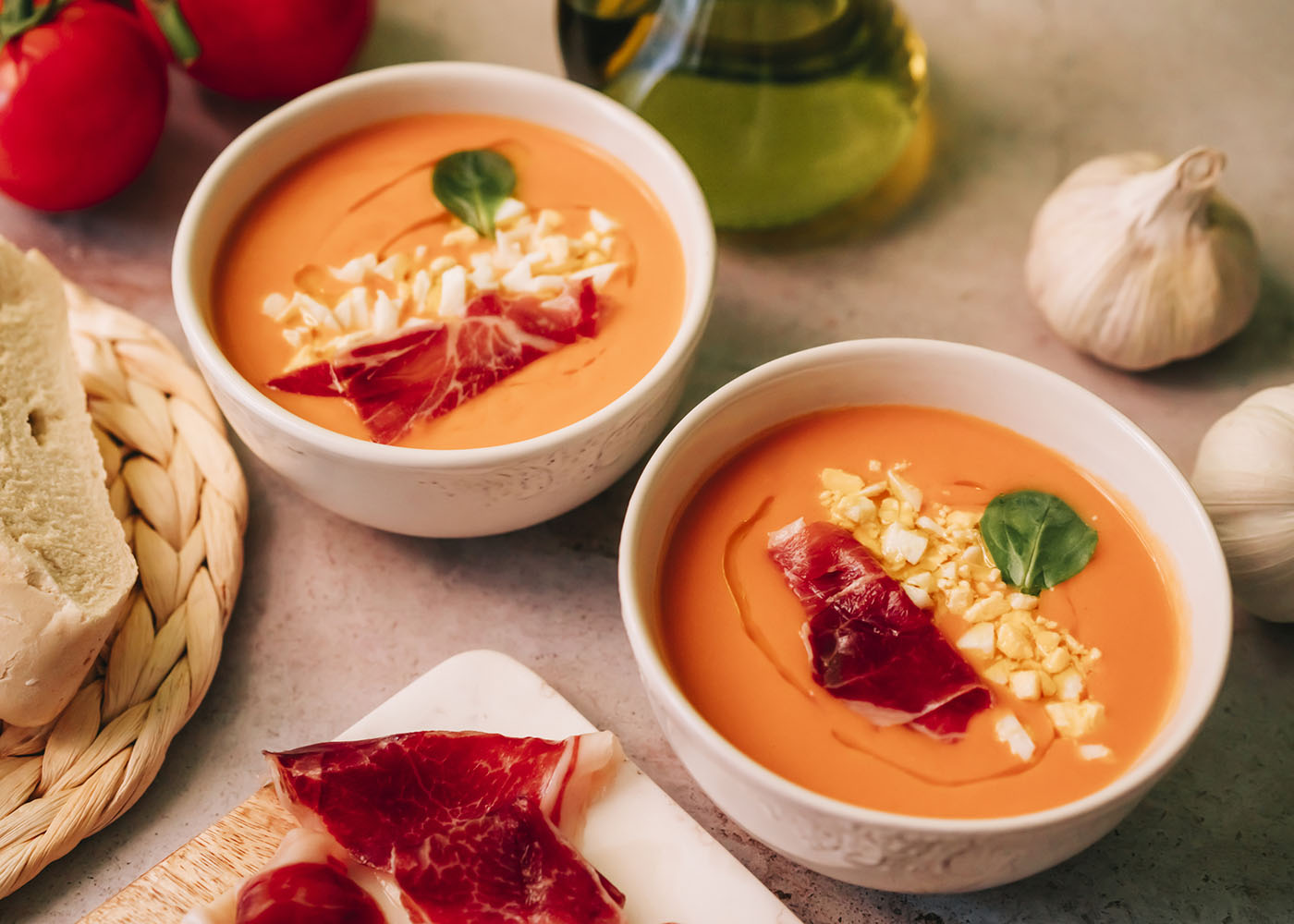 Sopa fria de tomate com ovos cozidos