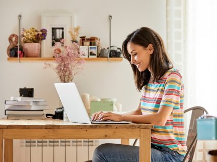 mulher sorridente a utilizar o computador