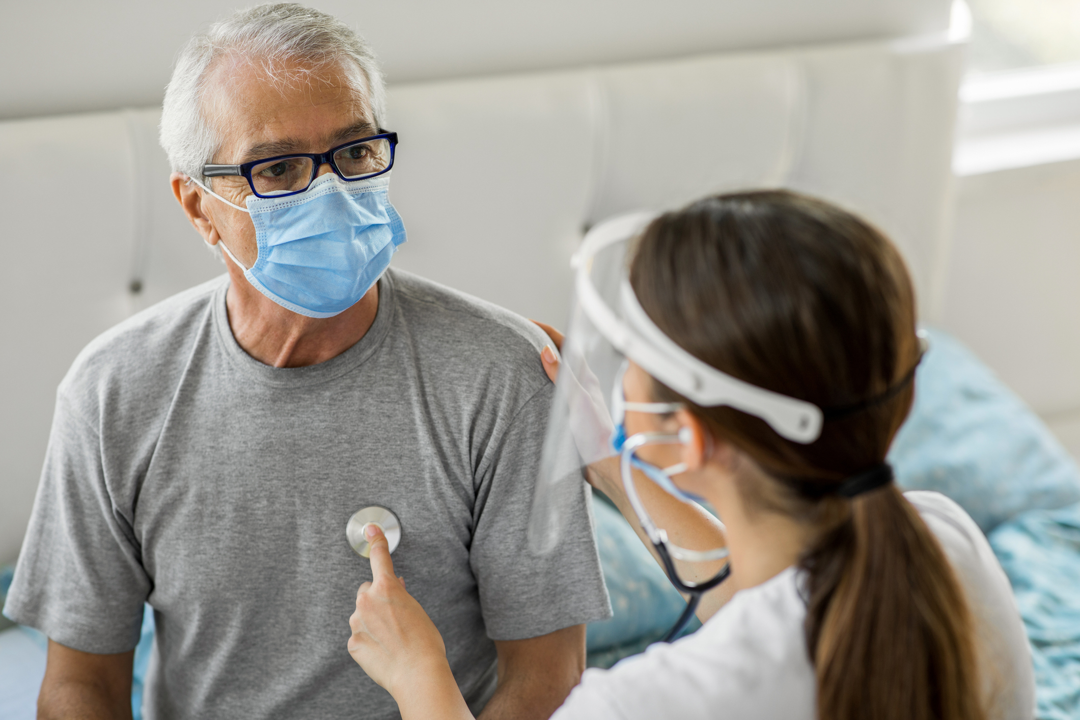 médico a auscultar paciente