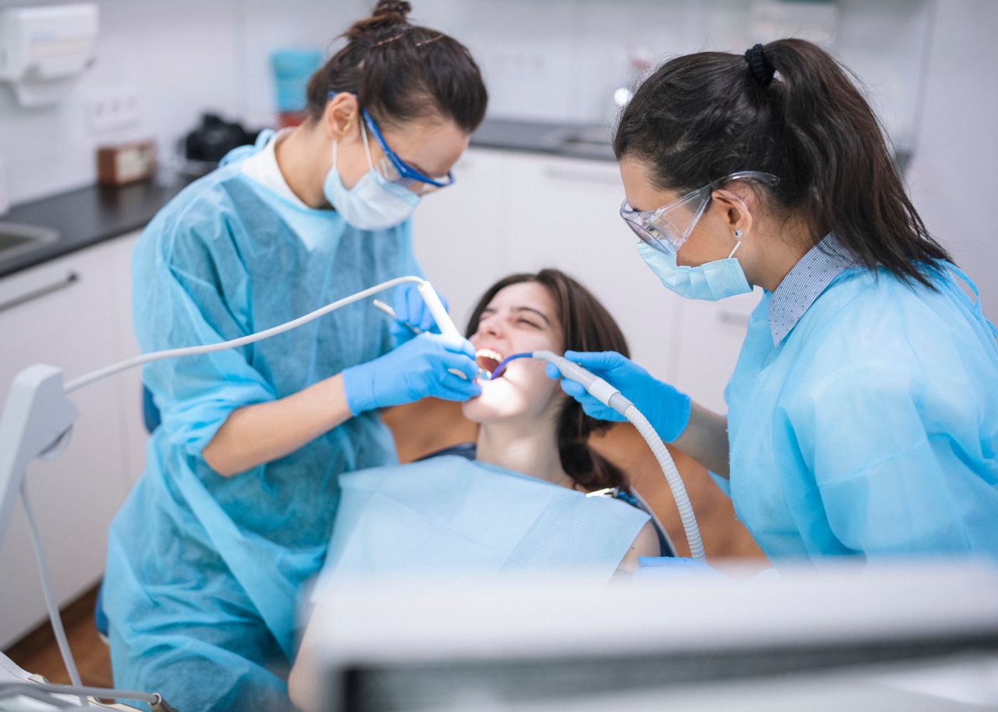 dentista a tratar dentes do siso