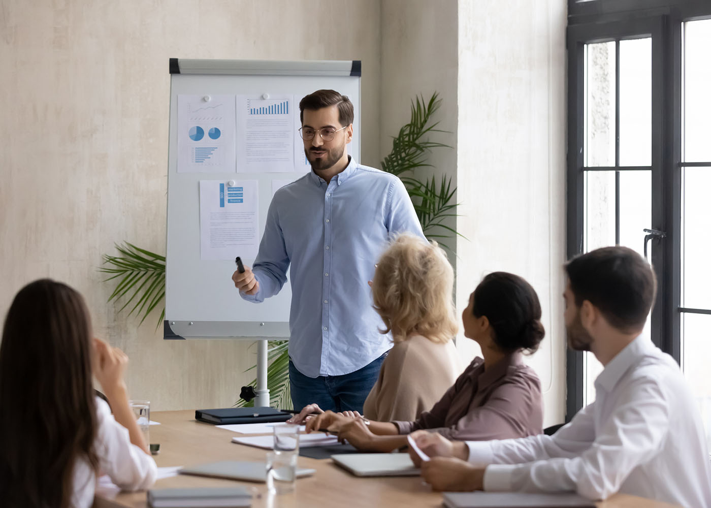 reunião equipa para delegar tarefas