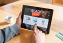 Homem a comprar online na Black Friday