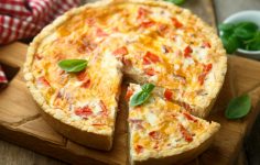 quiche sobre tábua de madeira