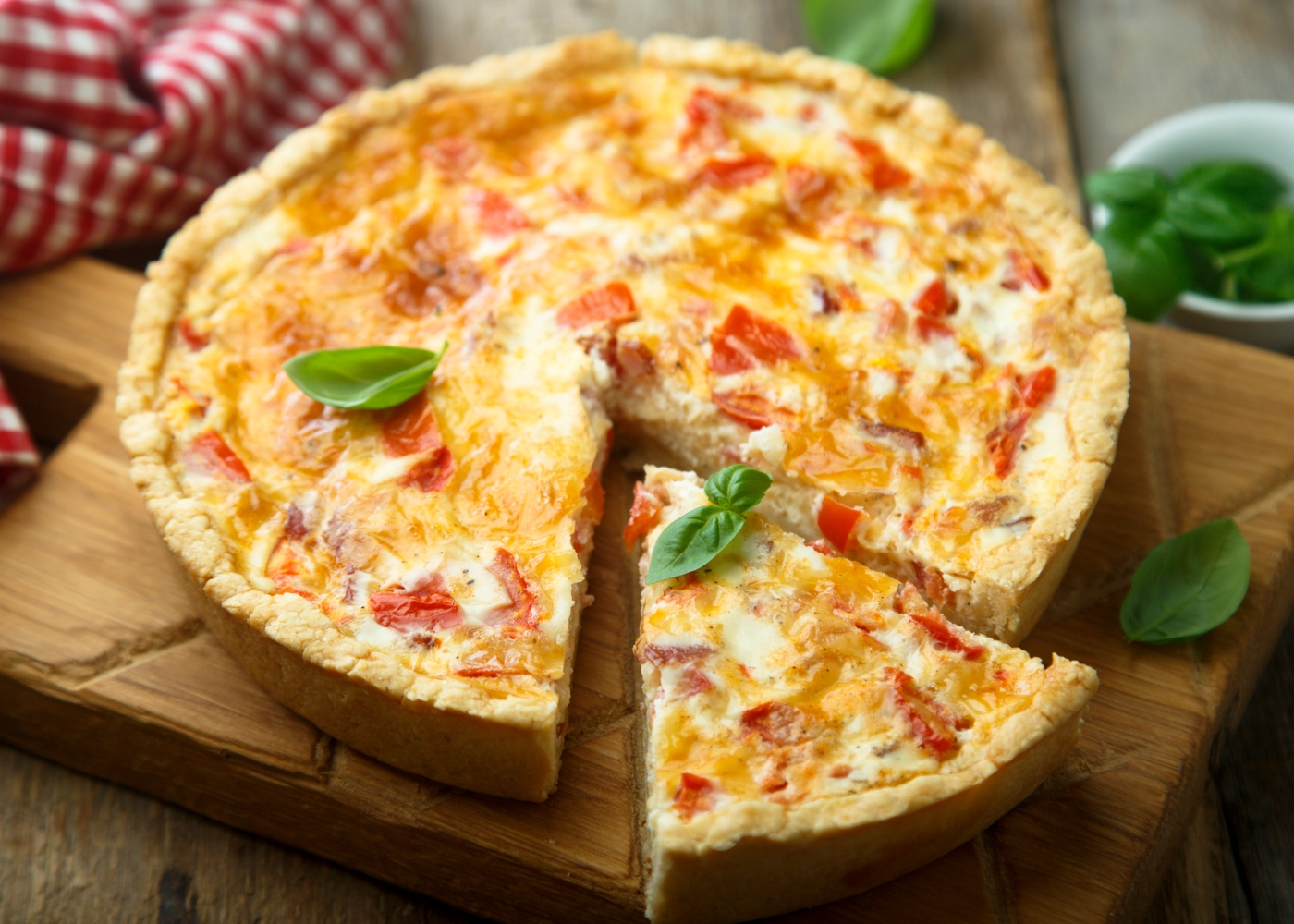 quiche sobre tábua de madeira