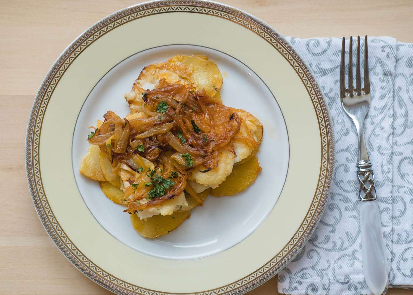 bacalhau com cebola caramelizada