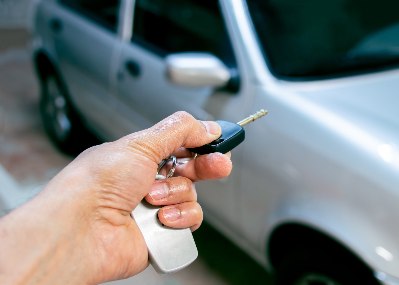 Homem a acionar comando da chave do carro