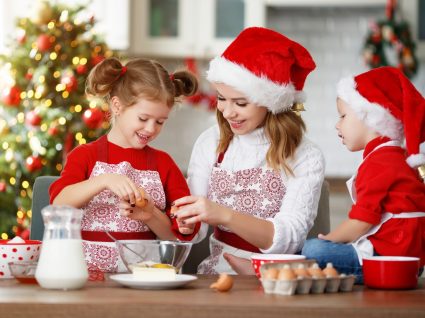 família faz pão para o Natal