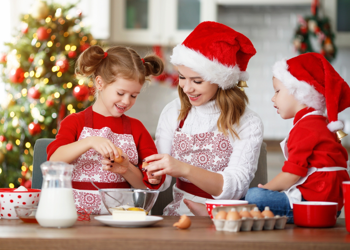 família faz pão para o Natal