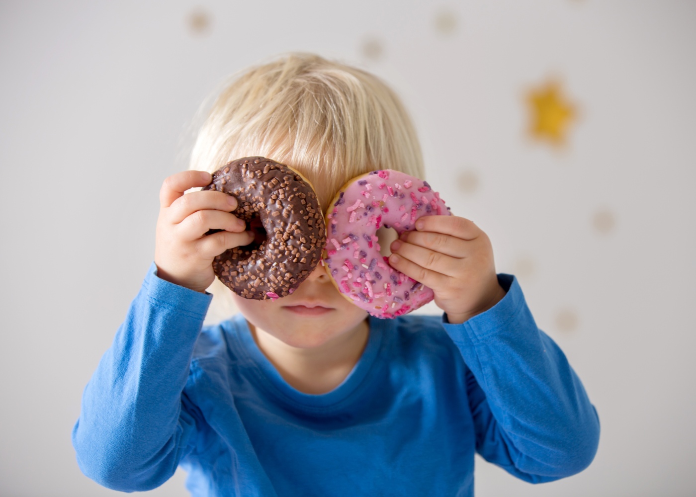 criança com donuts